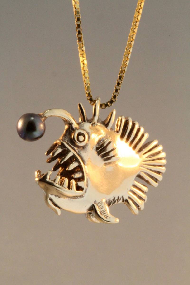 Angler Fisch Gold Charm Anhänger Mit Schwarzer Perle - Schmuck Halskette von martymagic