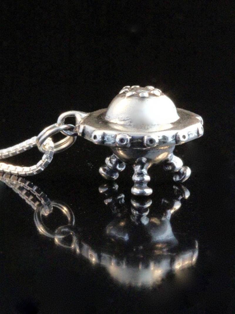 Ufo Halskette Silber Fliegende Untertasse Raumschiff Schmuck Alien Charme Miniatur-Raumschiff von martymagic