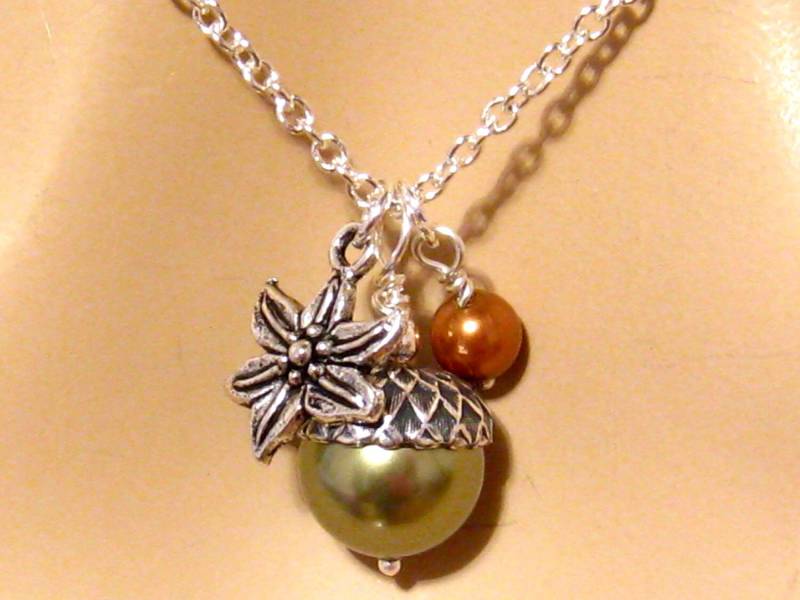 Eichel Charm Halskette, Grüne Herbst Schmuck, Perlenkette, Perlen Schmuck von martywhitedesigns
