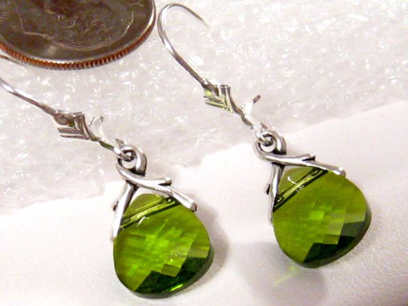 Peridot Grüne Kristall Ohrringe, Swarovski Tropfen Alltägliche Grüne Schmuck von martywhitedesigns