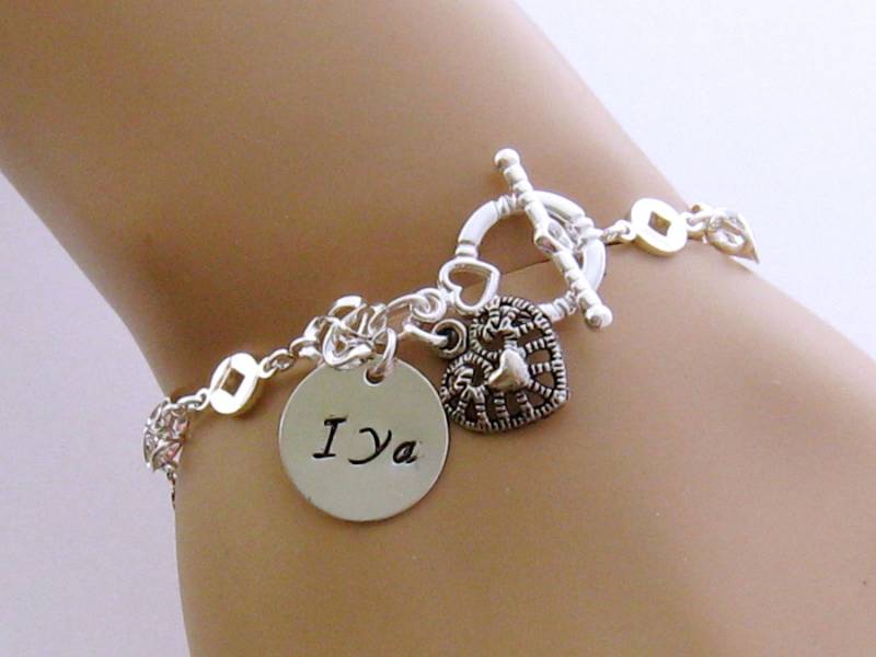 Silber Initial Armband, Herz Charm, Personalisiertes Freundschaftsarmband, Mama Personalisiertes Brautjungfern Armband von martywhitedesigns