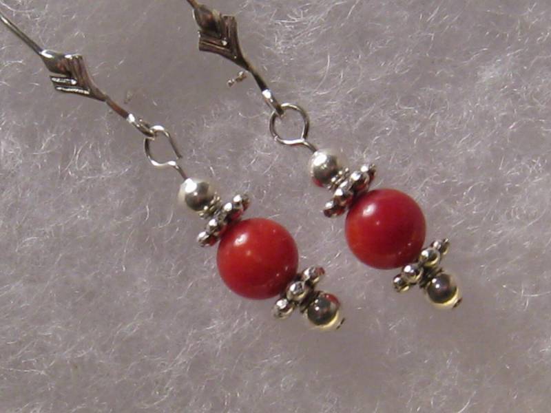 Zierliche Rote Koralle Ohrringe Runde Perlen Tropfen 5 Mm Vergoldet Silber Oder Gold Ohrdraht Stein von martywhitedesigns