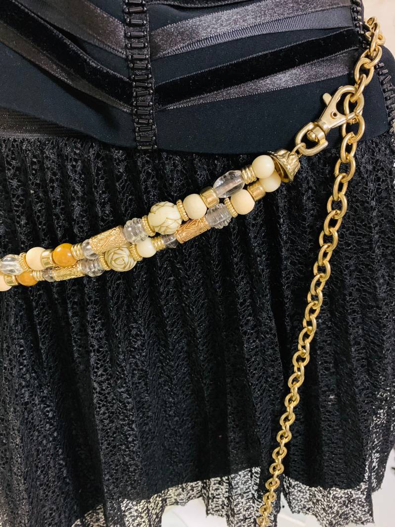 Sehr Elegante Perlenbesetzte Gürtel Multi Formen Mit Textur Und Design von maryhunts