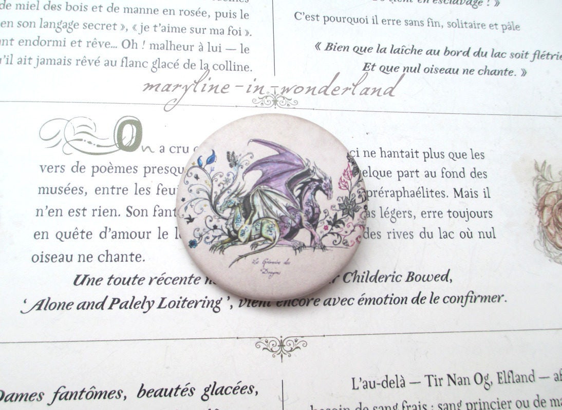 Anstecknadel „Das Zauberbuch Der Drachen" von marylineweyl