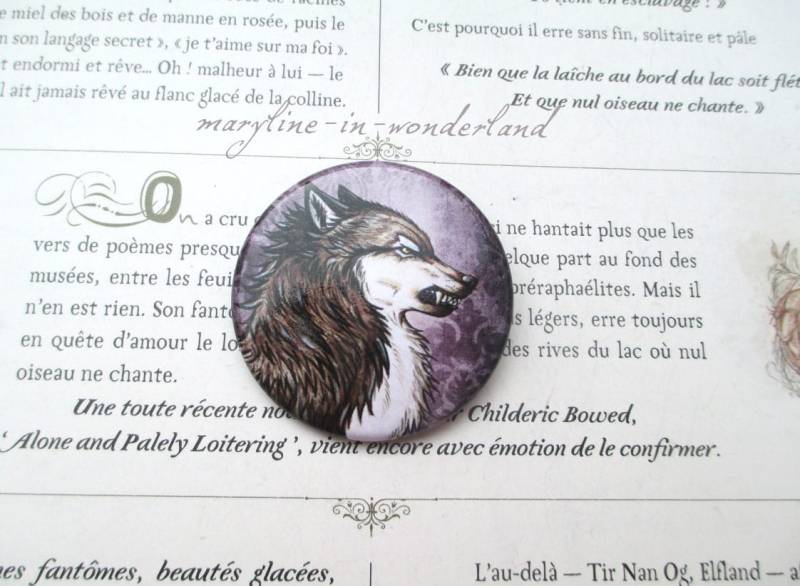 Broschenabzeichen Mit Grauem Wolf Broschenabzeichen Mit Grauem Wolf von marylineweyl