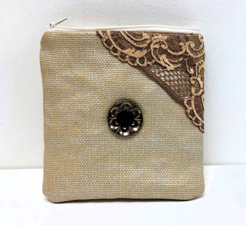 Clutch, Mini-Federmäppchen, Geldbörse Aus Goldbeschichtetem Leinen Und Calais-Spitze Clutch, Mini-Federmäppchen, Geldbörse Aus Goldbeschichtetem Leinen Und Calais-Spitze von marysebcreations