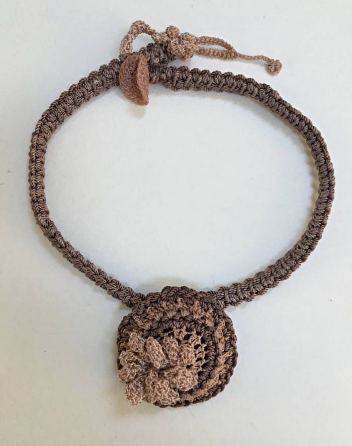 Gehäkeltes Halsstück Mit Abnehmbarem Anhänger/Pin 2 Gehäkeltes Halsstück Mit Abnehmbarem Anhänger/Pin 2 von marzimm2