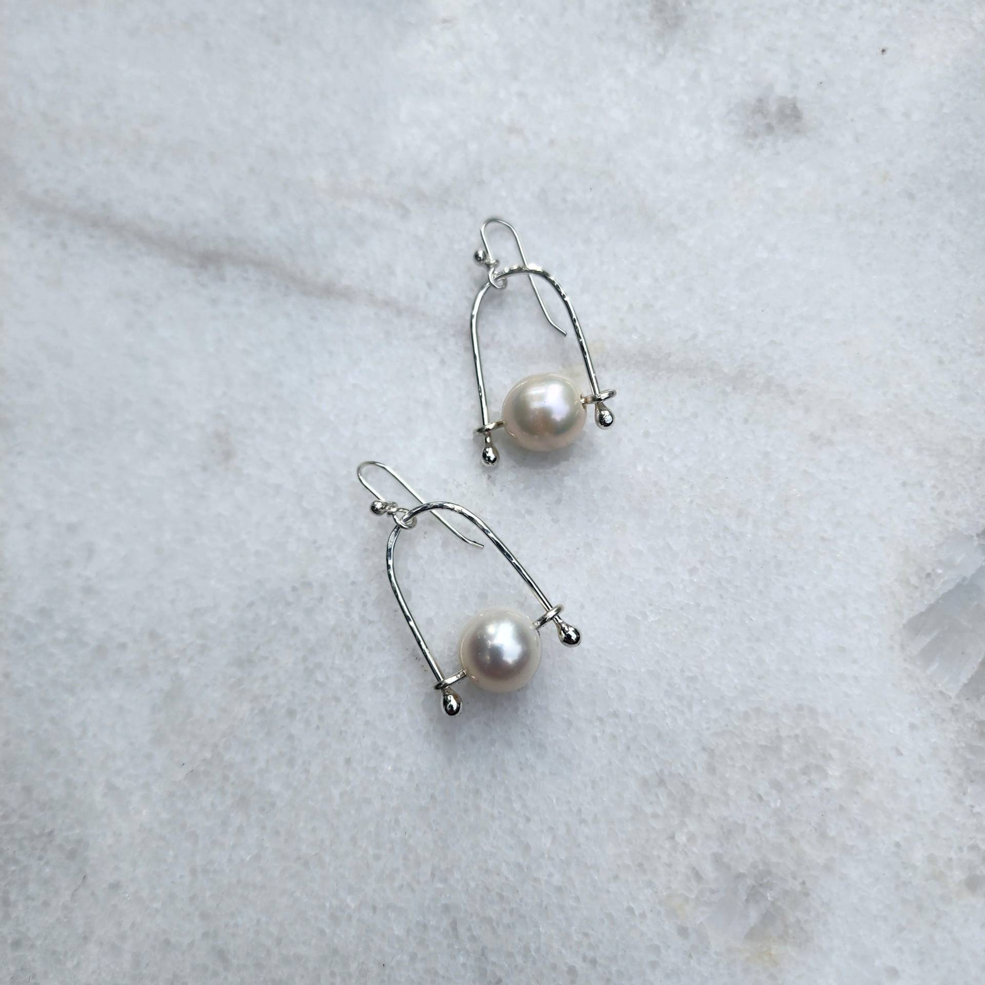 Große Perlenohrringe Große Perlenohrringe von masonmetaldesigns
