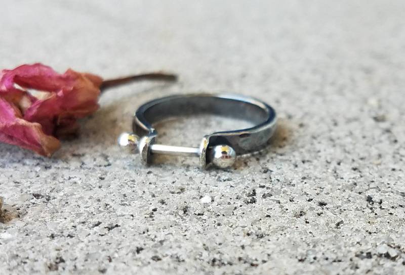 Hantel Ring von masonmetaldesigns