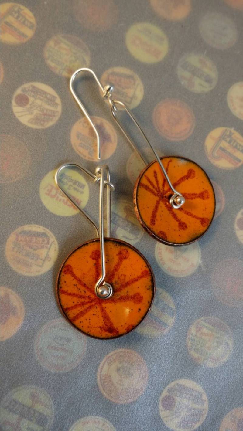 Orange Emaille-Ohrringe Mit Pusteblumen-Print von masonmetaldesigns