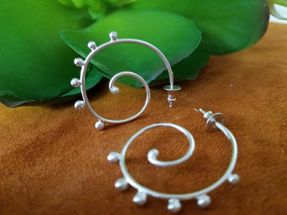 Spiral Creolen Aus 925Er Silber Mit Kugeln Spiral Creolen Aus 925Er Silber Mit Kugeln von masonmetaldesigns