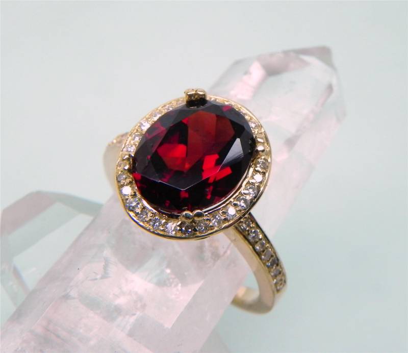 Aaaa Pyrop Granat 10 X 8 Mm 3 Karat 14K Gelbgold Halo Verlobung Mit .30 Cts Diamanten. 3013 von mastergoldcraft