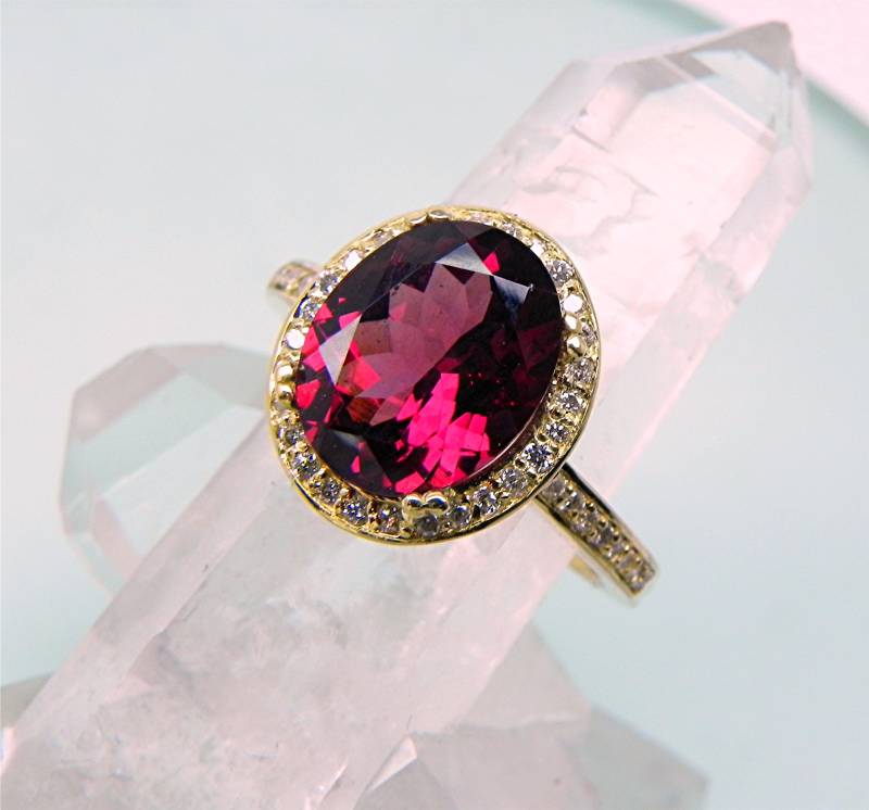 Aaaa Rhodolith Garnet 10 X 8 Mm 3, 5 Karat 14K Gelbgold Halo Engagement Mit .30 Cts Diamanten. 3011 von mastergoldcraft