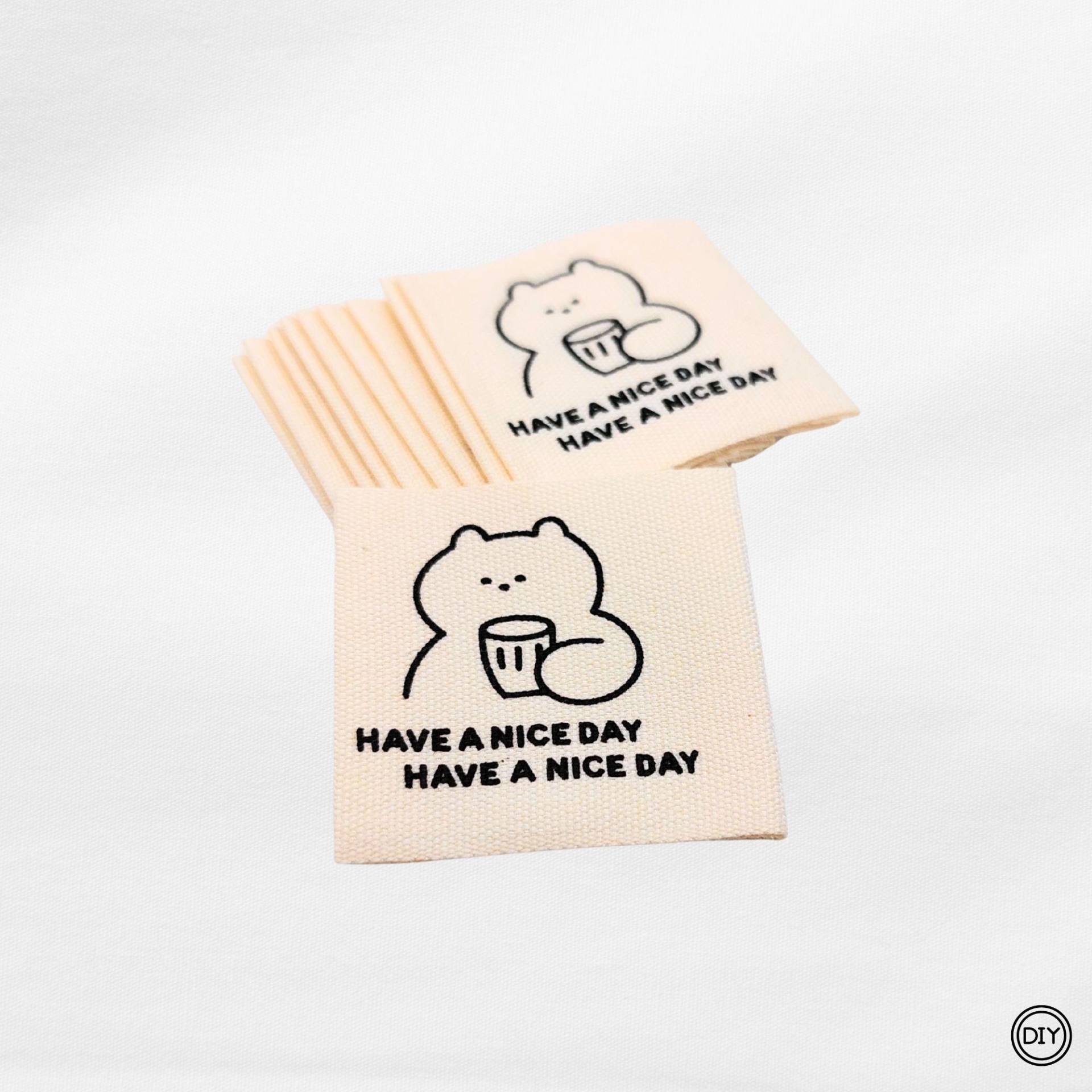 3 Etiketten Bär Kaffeetasse "Have A Nice Day" 35x35mm Stoffetiketten Diy. E18 von material4DIY