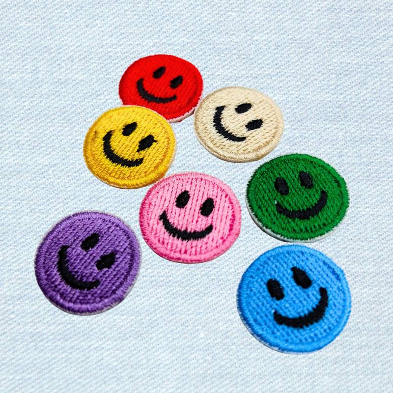 Aufnäher Gesticktes Happy Face Mini Patch Smiley Bügelbild Für Kleidung & Taschen Farbwahl A49 von material4DIY