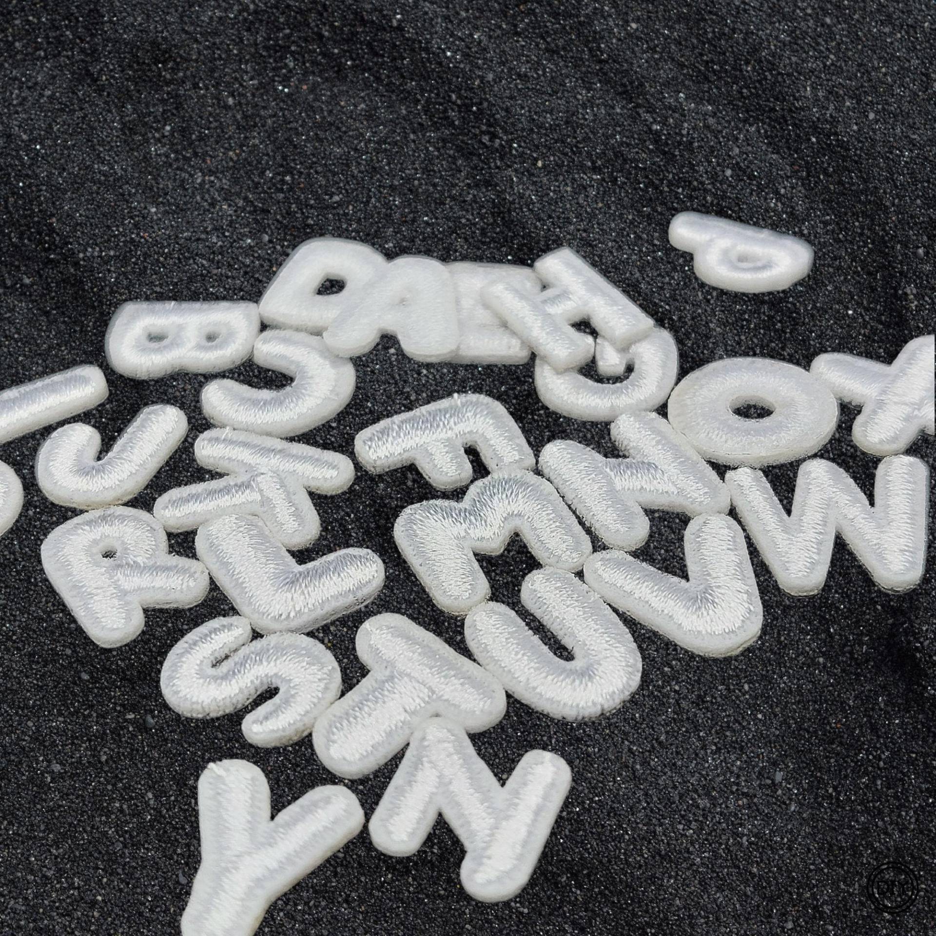 Buchstaben Aufnäher Patch Applikation Bügelbild P41 von material4DIY