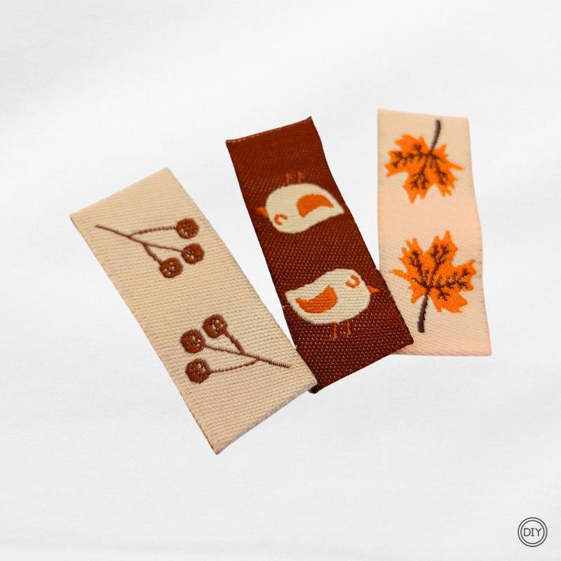 Gewebtes Etikett Ahornblatt Vogel Zweig 15x40mm Stoffetiketten Herbst Diy. E6 von material4DIY