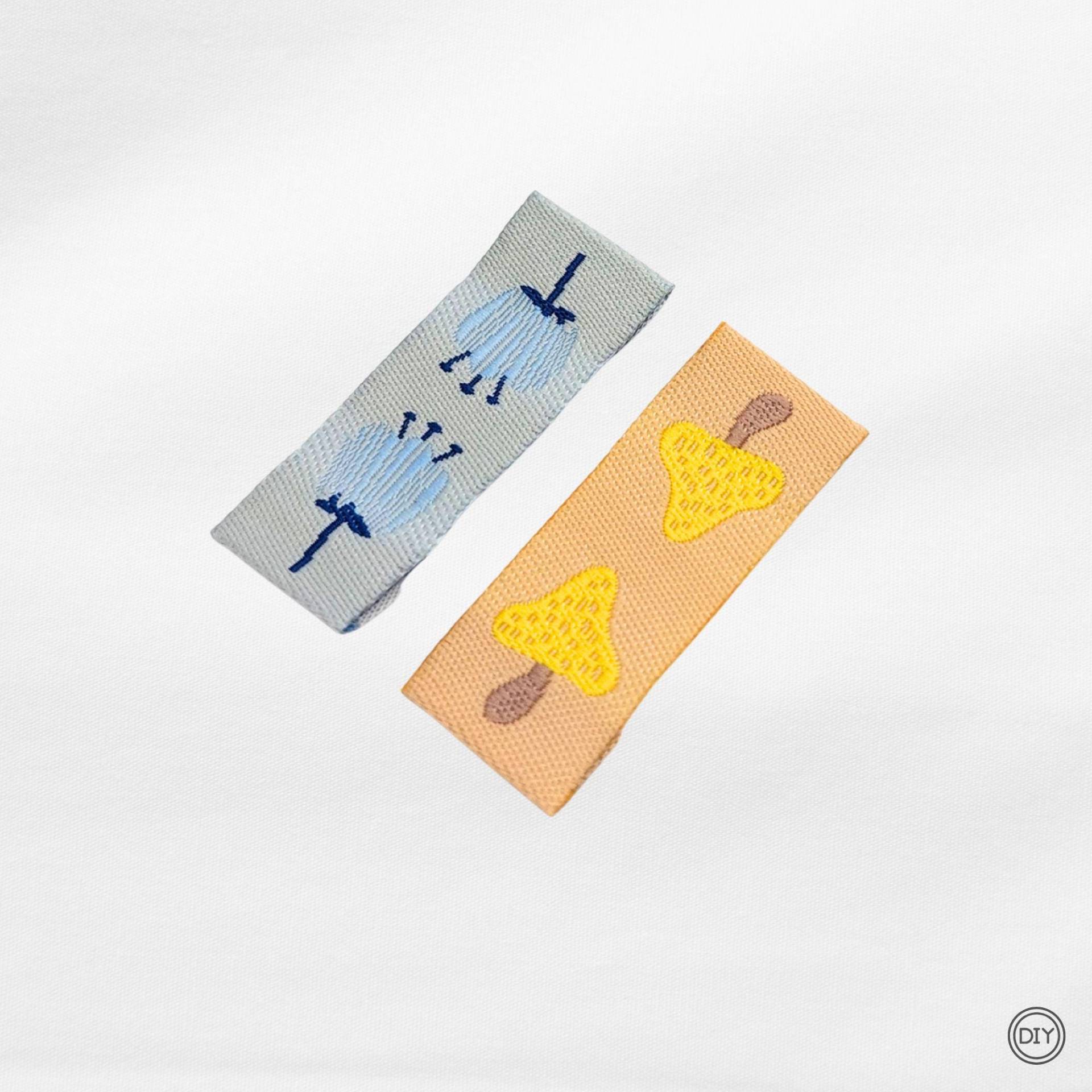 Gewebtes Etikett Pilz Blume 15x40mm Stoffetiketten Herbst Diy. E7 von material4DIY