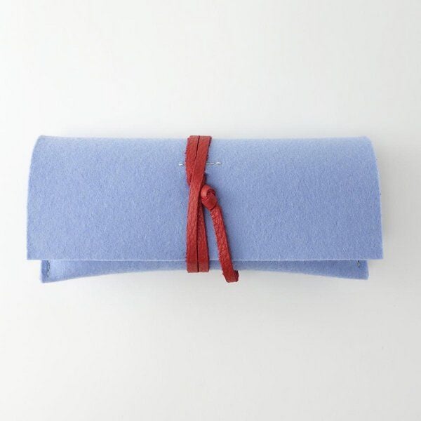 matilda k. manufaktur Brillenetui 'auguste' XL für breite Brillen aus farbigem Wollfilz mit Lederband matilda k. manufaktur Brillenetui 'auguste' XL für breite Brillen aus farbigem Wollfilz mit Lederband von matilda k. manufaktur