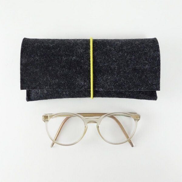 matilda k. manufaktur Brillenetui aus Wollfilz 'auguste' mit Rundgummi-Verschluß in vielen Farben von matilda k. manufaktur