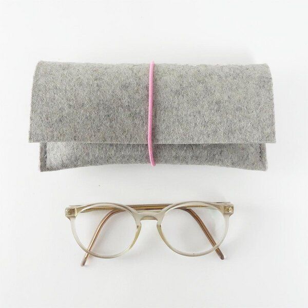 matilda k. manufaktur Brillenetui aus Wollfilz 'auguste' mit Rundgummi-Verschluß in vielen Farben von matilda k. manufaktur