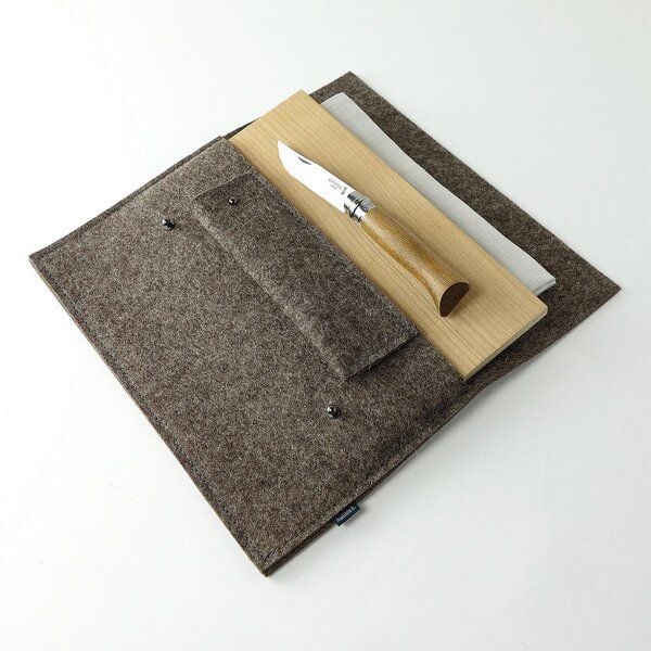 matilda k. manufaktur Brotzeit-Set bestehend aus Wollfilz-Tasche komplett mit Kirschholz-Schneidbrett , Opinel-Messer und Leintuch von matilda k. manufaktur