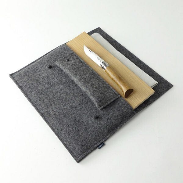 matilda k. manufaktur Brotzeit-Set bestehend aus Wollfilz-Tasche komplett mit Kirschholz-Schneidbrett , Opinel-Messer und Leintuch von matilda k. manufaktur