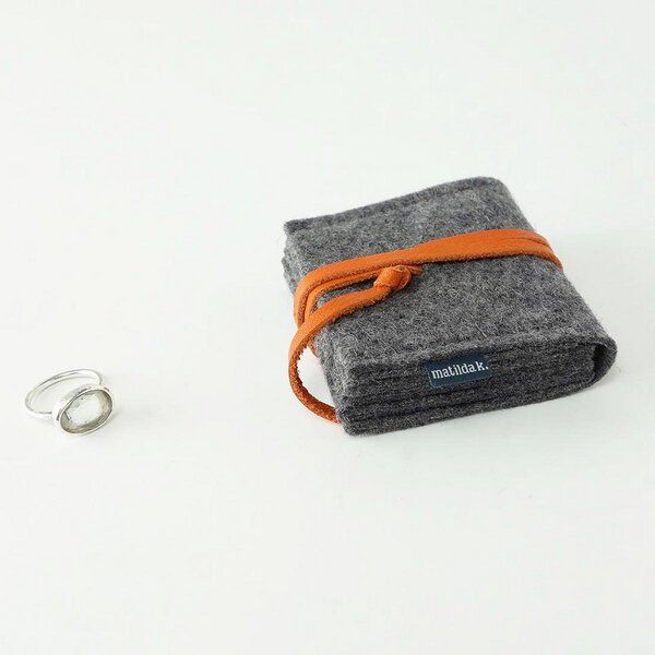 matilda k. manufaktur Schmuckaufbewahrung 'schmucknest' klein aus Wollfilz dunkelgrau 'margarete' von matilda k. manufaktur