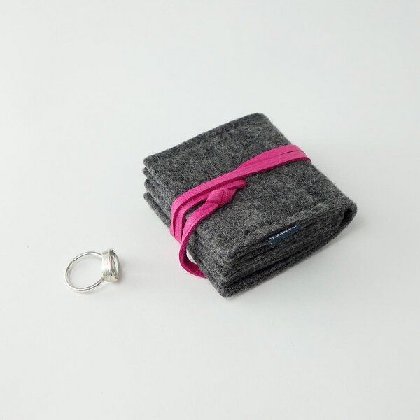 matilda k. manufaktur Schmuckaufbewahrung 'schmucknest' klein aus Wollfilz dunkelgrau 'margarete' von matilda k. manufaktur