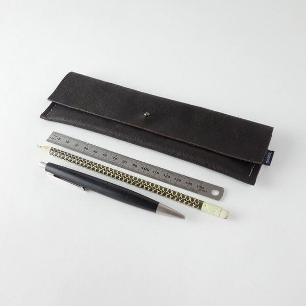 matilda k. manufaktur Stiftemäppchen aus Bio-Leder in verschiedenen Farben mit Knopfniete 'leonore k.' von matilda k. manufaktur