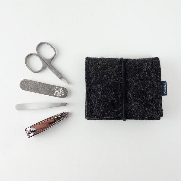 matilda k. manufaktur mini-maniküre-set 'jacob' (mit Nagelknipser) aus Wollfilz mit Rundgummi-Verschluß in vielen Farben von matilda k. manufaktur