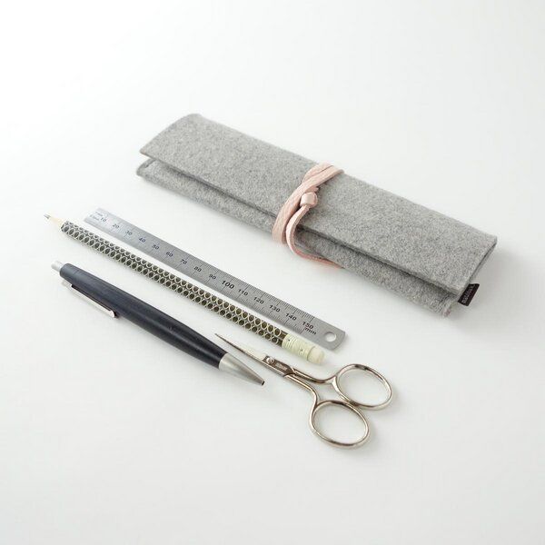 matilda k. manufaktur stiftemäppchen schlampermäppchen federmäppchen 'leonore' aus Wollfilz hellgrau von matilda k. manufaktur