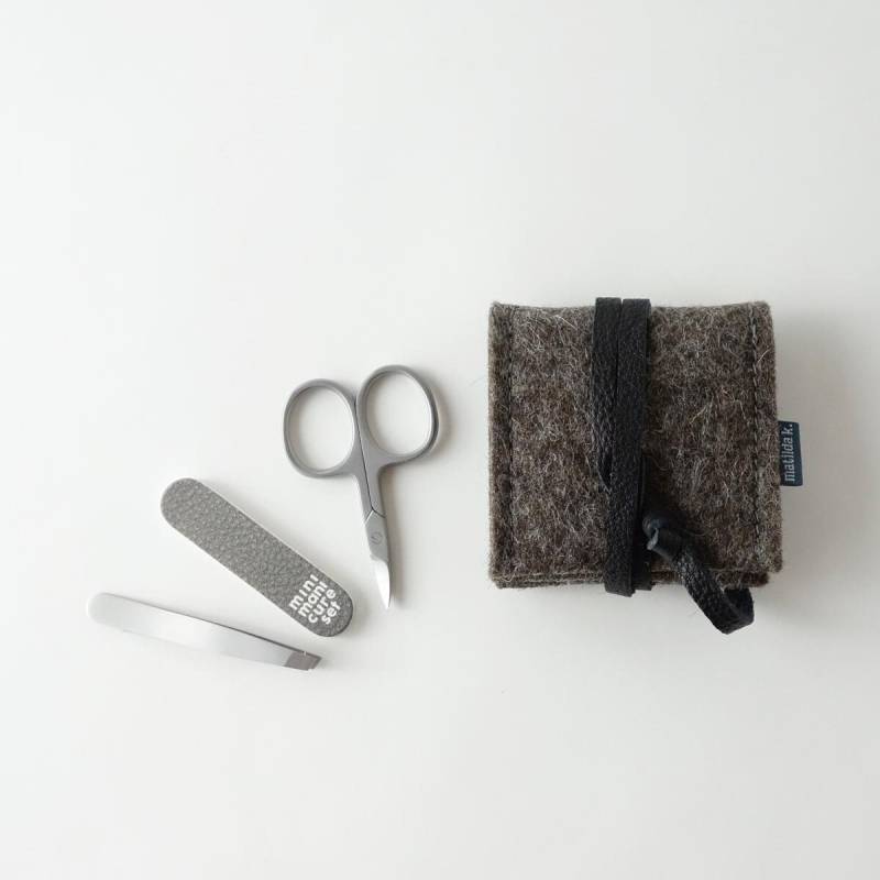 Mini Maniküre-Set "Ella' Aus Wollfilz Braun Mit Verschlussband Bio-Leder in Verschiedenen Farben Incl. Schere, Nagelfeile Und Pinzette Mini Maniküre-Set "Ella' Aus Wollfilz Braun Mit Verschlussband Bio-Leder in Verschiedenen Farben Incl. Schere, Nagelfeile Und Pinzette von matildaKmanufaktur