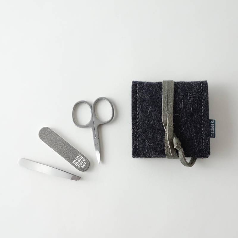 Mini Maniküre-Set "Ella' Minimalistisch Reiner Wollfilz Anthrazit | Verschlussband Aus Bio-Leder Viele Farben Mit Schere Nagelfeile Pinzette Mini Maniküre-Set "Ella' Minimalistisch Reiner Wollfilz Anthrazit | Verschlussband Aus Bio-Leder Viele Farben Mit Schere Nagelfeile Pinzette von matildaKmanufaktur