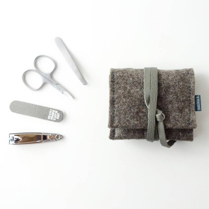 Mini Maniküre-Set "Jacob' Aus Wollfilz Braun Und Verschlussband Bio-Leder in Versch. Farben | Schere, Nagelfeile, Pinzette, Nagelknipser Mini Maniküre-Set "Jacob' Aus Wollfilz Braun Und Verschlussband Bio-Leder in Versch. Farben | Schere, Nagelfeile, Pinzette, Nagelknipser von matildaKmanufaktur