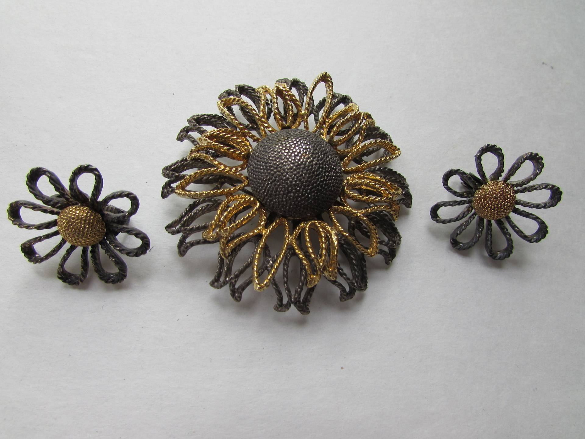 Brosche Ohrring Set Vintage Schmuck Zinn Ton Gold Offene Arbeit Kiesel Zentrum Tulpe Mixed Metall Dimensional von maudesvintageware