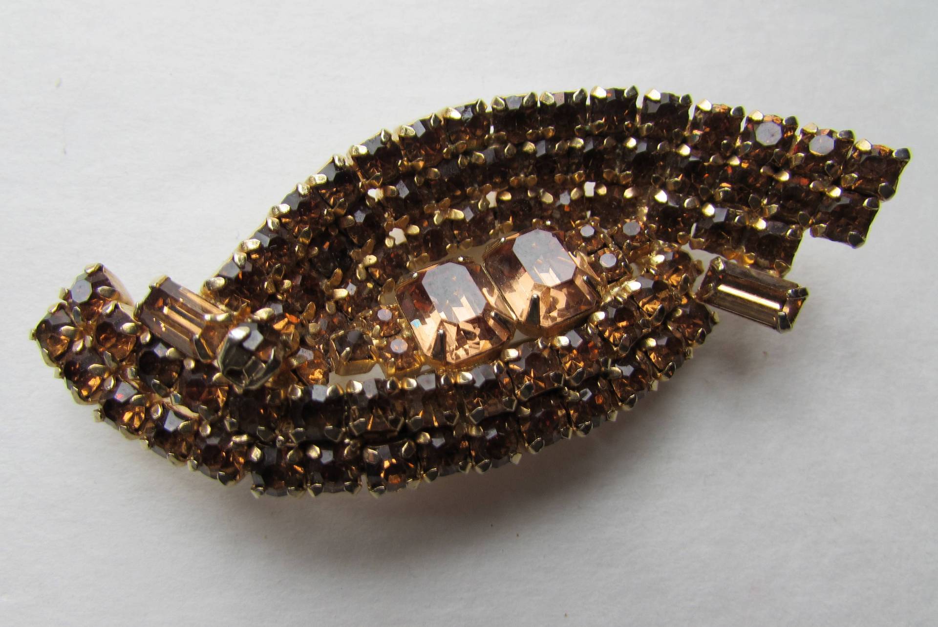 Kramer Glitzernden Brosche Strass Pin Bernstein Kurve Design Vintage-Schmuck-Damen-Accessoires von maudesvintageware