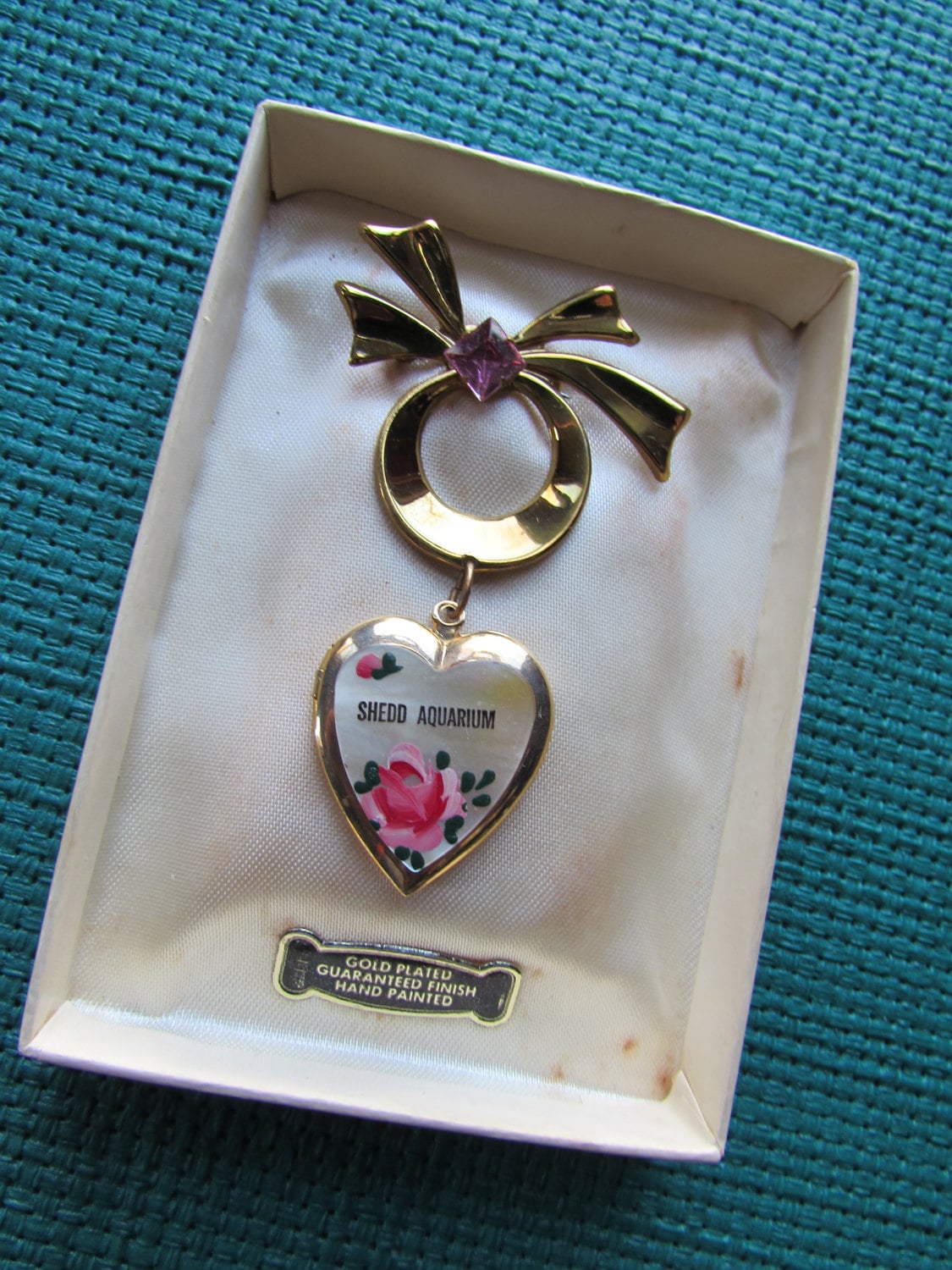 Souvenir Medaillon Shedd Aquarium Herz Gold Vergoldet Pin Vintage-Schmuck Von Hand Bemalt Rose Chicago Original Box Schmuck von maudesvintageware