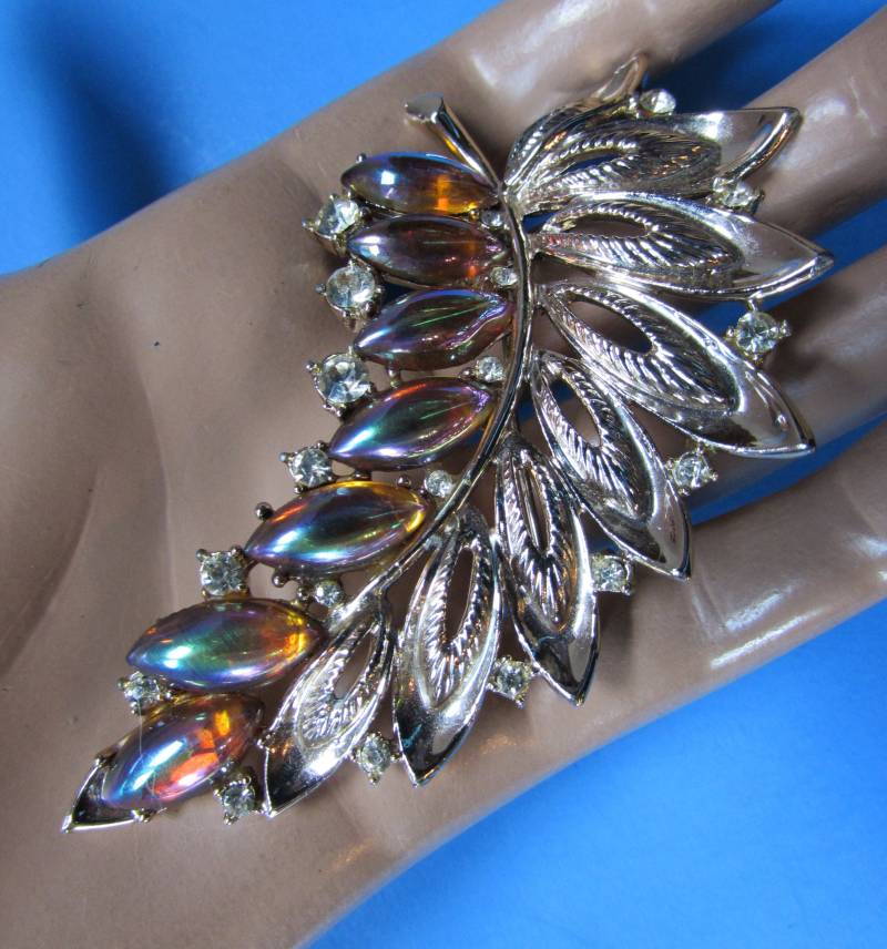 Vintage Brosche Blatt Design Schillernde Steine Kupfer Und Grün Offene Arbeit Gold Ton Tear Drop Schmuck von maudesvintageware