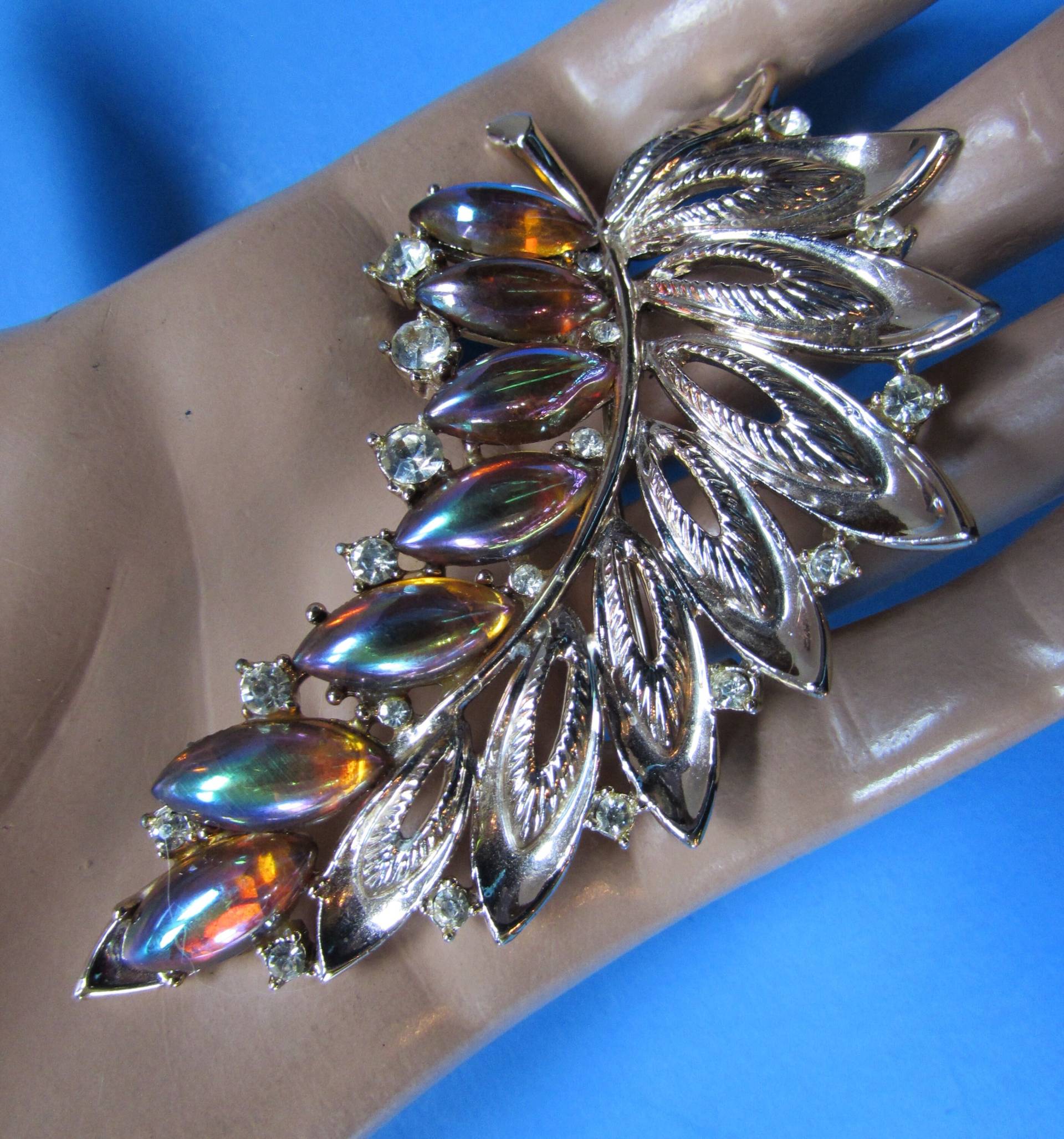 Vintage Brosche Blatt Design Schillernde Steine Kupfer Und Grün Offene Arbeit Gold Ton Tear Drop Schmuck von maudesvintageware