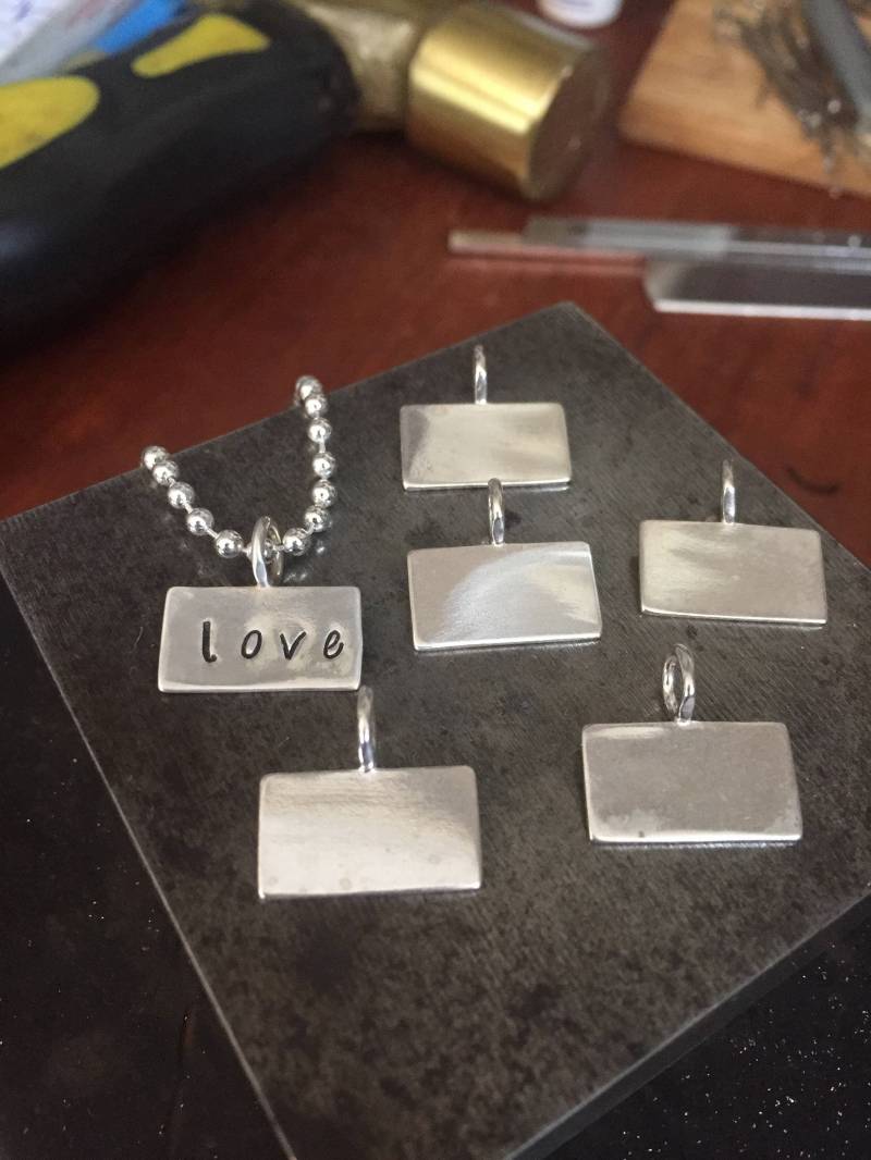 Personalisieren Sie Sterling Silber Handgestempelten Charme. 61 cm Silberfarbene Kugelkette. Kette Auf Wunschlänge Kürzbar Personalisieren Sie Sterling Silber Handgestempelten Charme. 61 cm Silberfarbene Kugelkette. Kette Auf Wunschlänge Kürzbar von mauijive