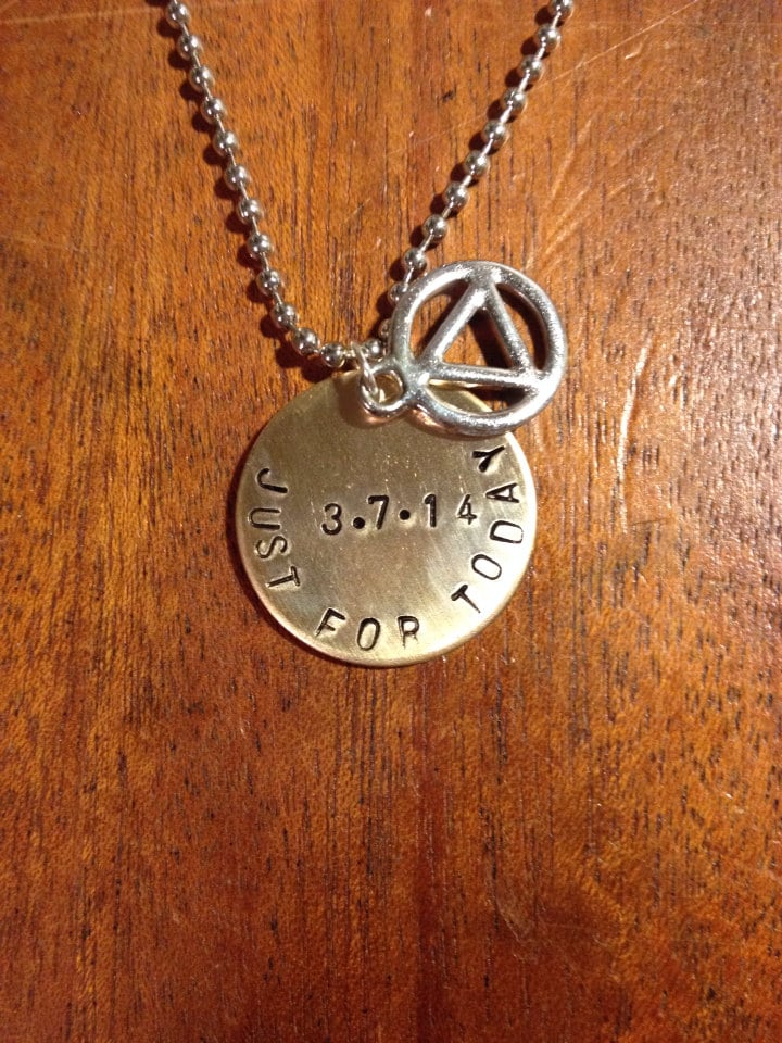 Wiederherstellungssymbol Halskette Und Datum Wiederherstellungssymbol Halskette Und Datum von mauijive