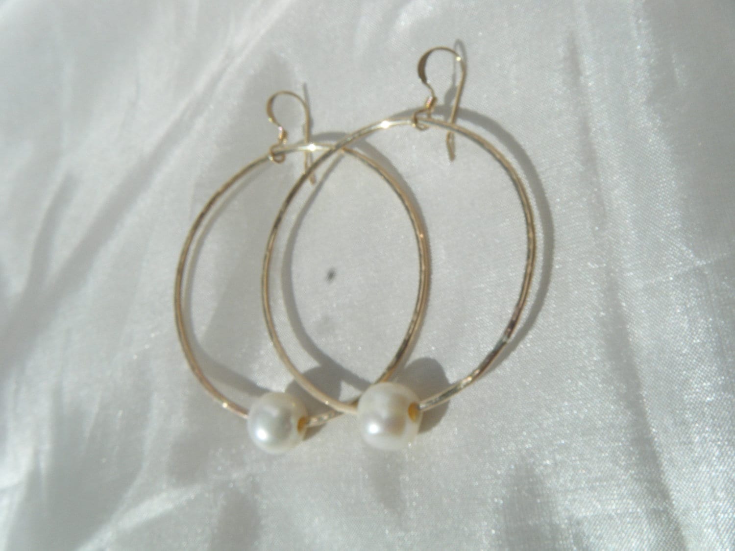 Weiße Perlen-Reifen von mauioceanjewelry