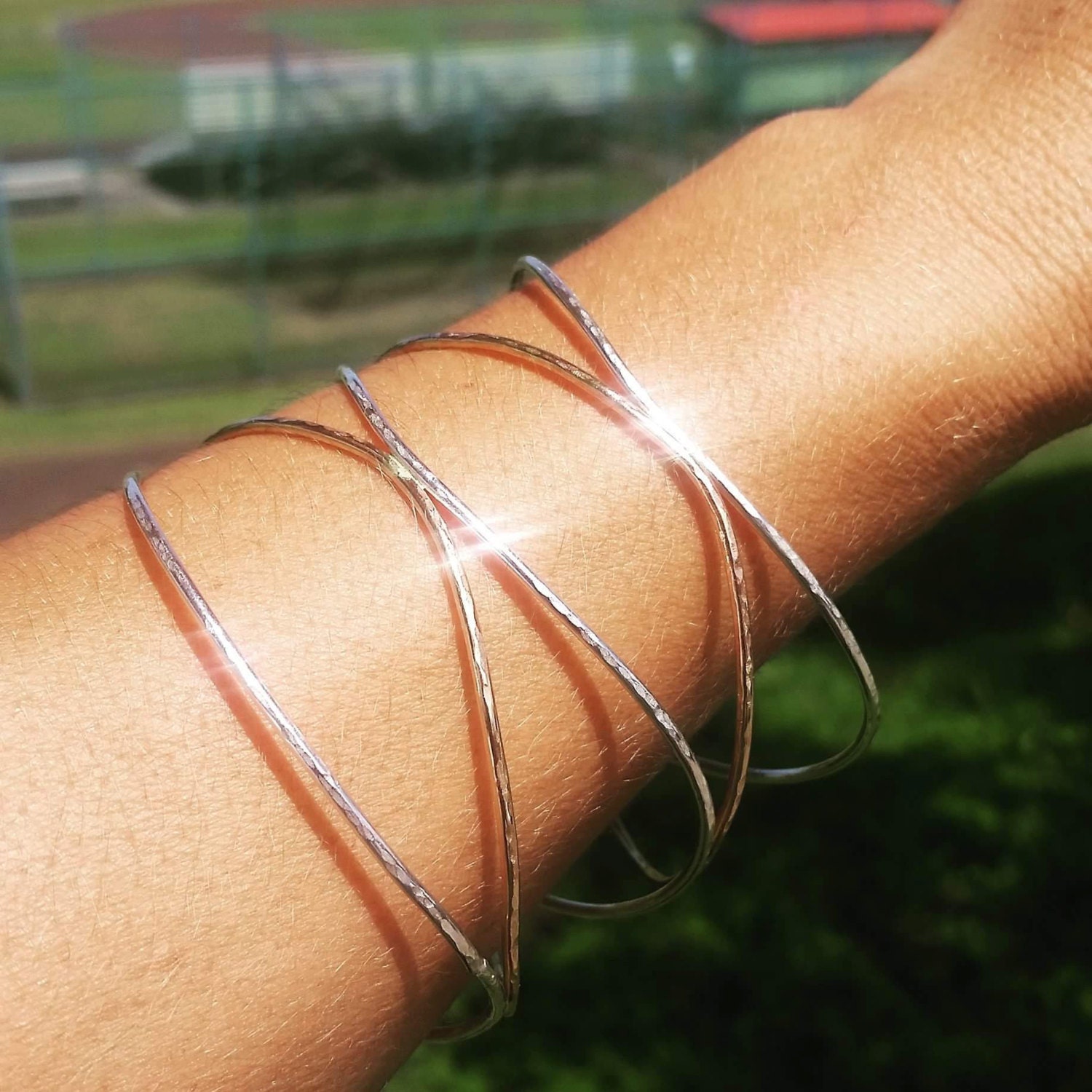 Zweifarbiger Wellen Armreif von mauioceanjewelry