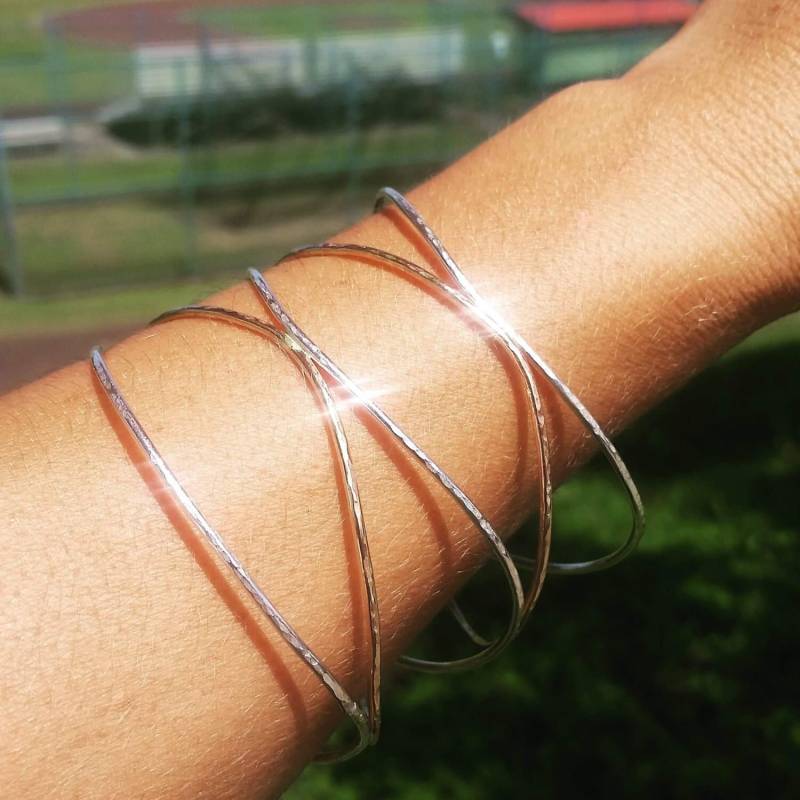 Zweifarbiger Wellen Armreif von mauioceanjewelry