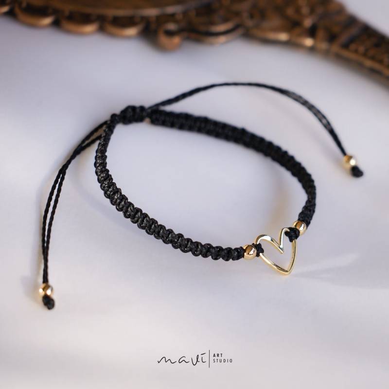 Handgeknüpftes Makramee Armband Mit Vergoldetem Herz 18K in Schwarz von maviARTSTUDIOShop