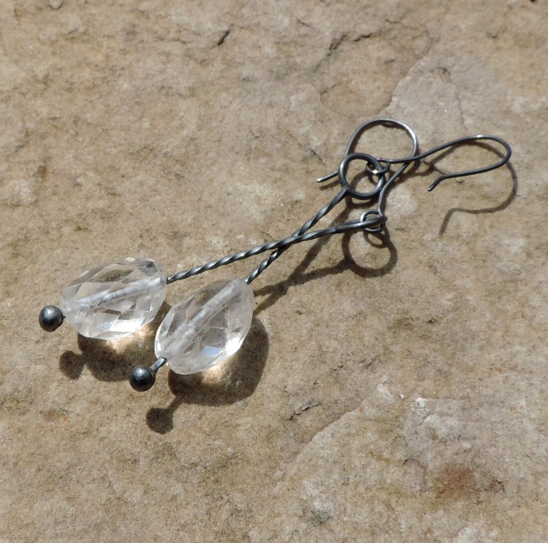 Oxidierte Sterling Silber Quarz Kristall Ohrringe Oxidierte Sterling Silber Quarz Kristall Ohrringe von maximeboldeau