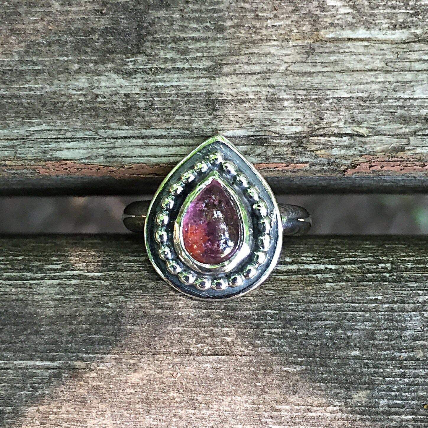 Oxidierter Sterling Silber Turmalin Ring - Bezel Set Cabochon, Größe 7 1/4 Oxidierter Sterling Silber Turmalin Ring - Bezel Set Cabochon, Größe 7 1/4 von maximeboldeau
