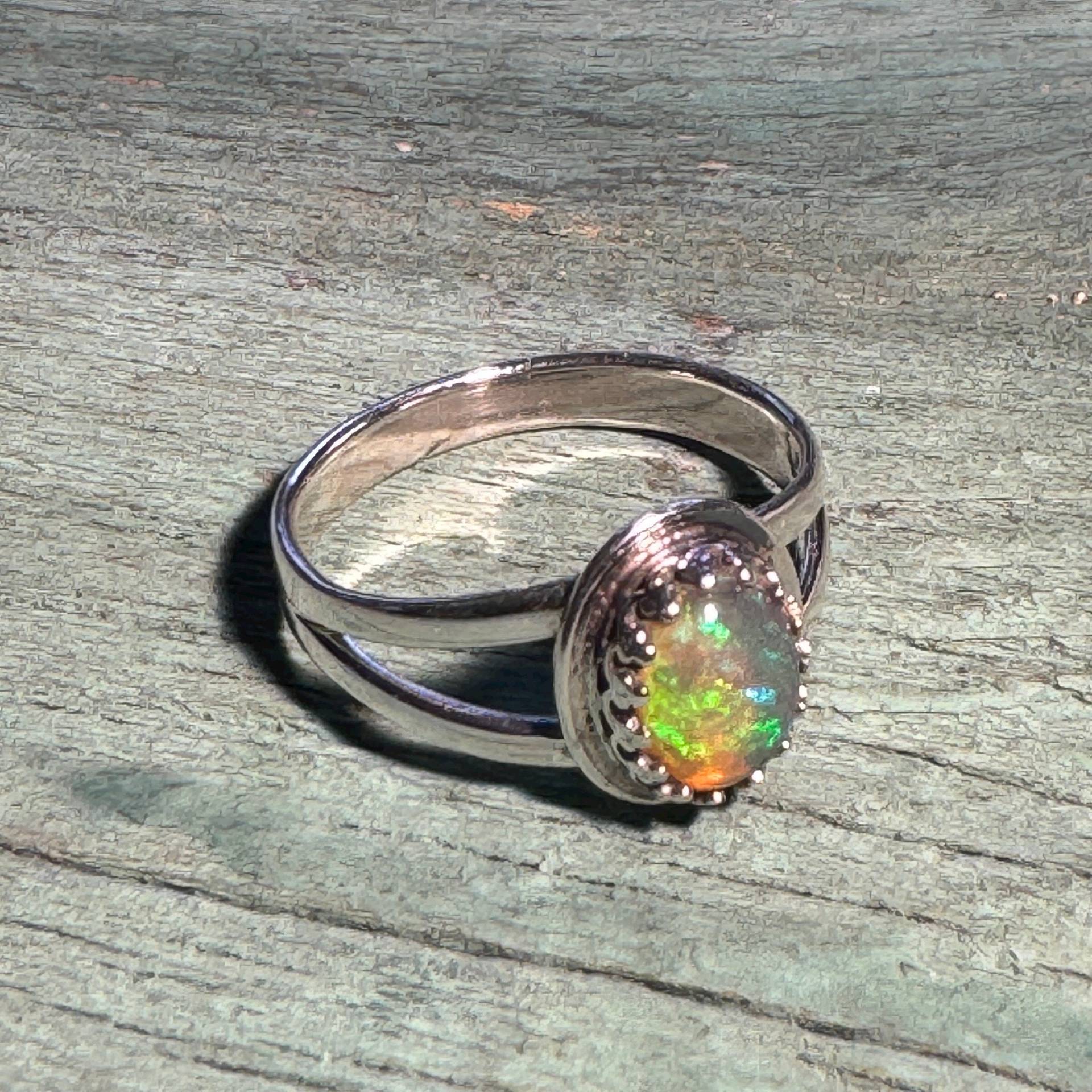 Zierlicher Welo Opal Sterling Silber Ring Gothic Surreal Style | Größe 6 3/4 Zierlicher Welo Opal Sterling Silber Ring Gothic Surreal Style | Größe 6 3/4 von maximeboldeau