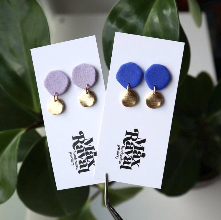 Ohrstecker Dusty Lilac/ Brilliantblau - Handgemachte Statement Ohrringe Aus Polymer Lehm, Messing Anhänger, Adventskalender 2024 von maxravalcrafts